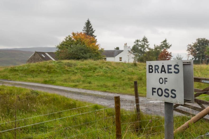 BRAES OF FOSS FARMHOUSE, family friendly in Kinloch Rannoch