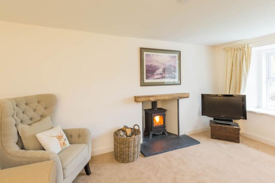 BRAES OF FOSS FARMHOUSE, family friendly in Kinloch Rannoch
