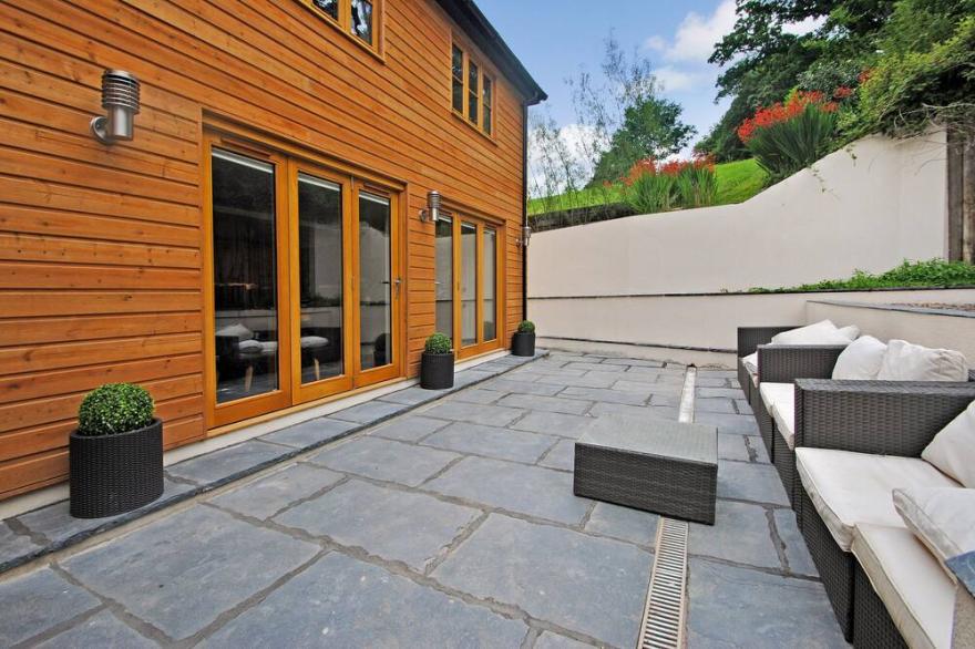 EXE VALLEY FARMHOUSE, pet friendly, with hot tub in Bampton, Devon