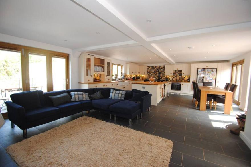 EXE VALLEY FARMHOUSE, pet friendly, with hot tub in Bampton, Devon