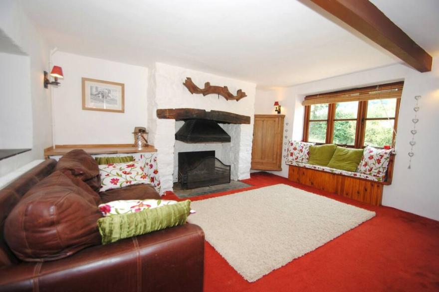 EXE VALLEY FARMHOUSE, pet friendly, with hot tub in Bampton, Devon