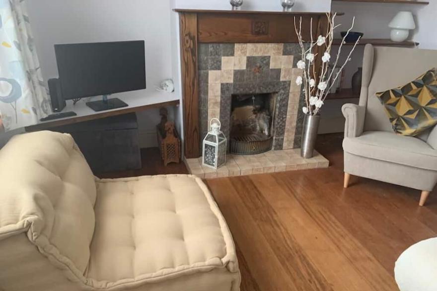 Charming 2 double bed cottage style house in the city
