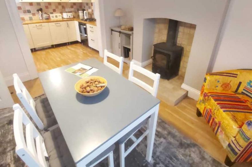 Charming 2 double bed cottage style house in the city