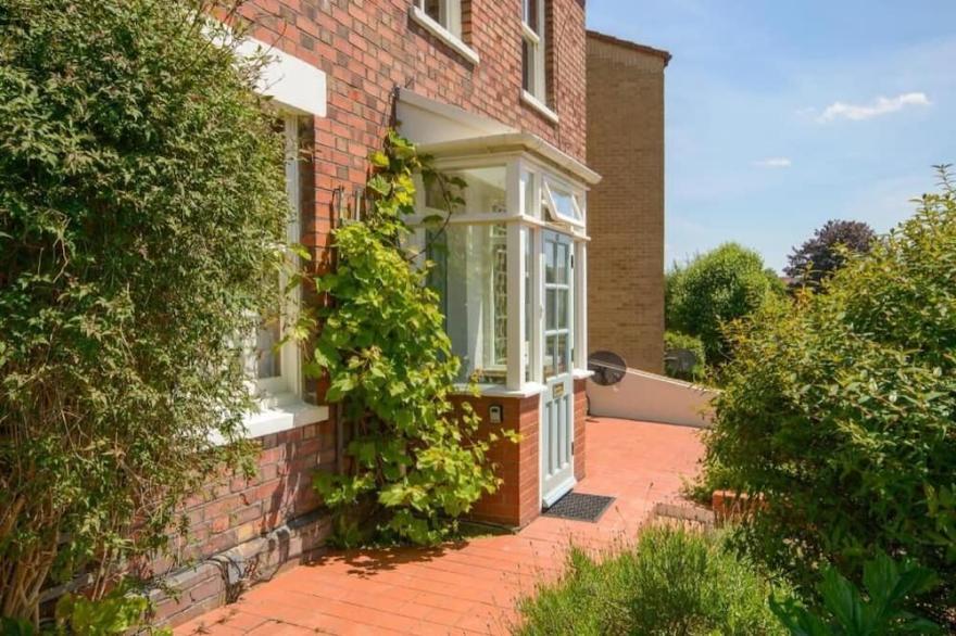 Charming 2 double bed cottage style house in the city