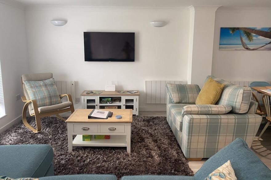 STYLISH, CONTEMPORARY, SPACIOUS, NEWLY REFURBED 4 bed, 3 bath house near Newquay