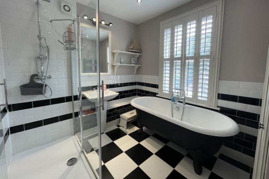 BEAUTIFULLY RENOVATED LARGE VICTORIAN VILLA WITH HUGE KITCHEN. Sleeps 14-16