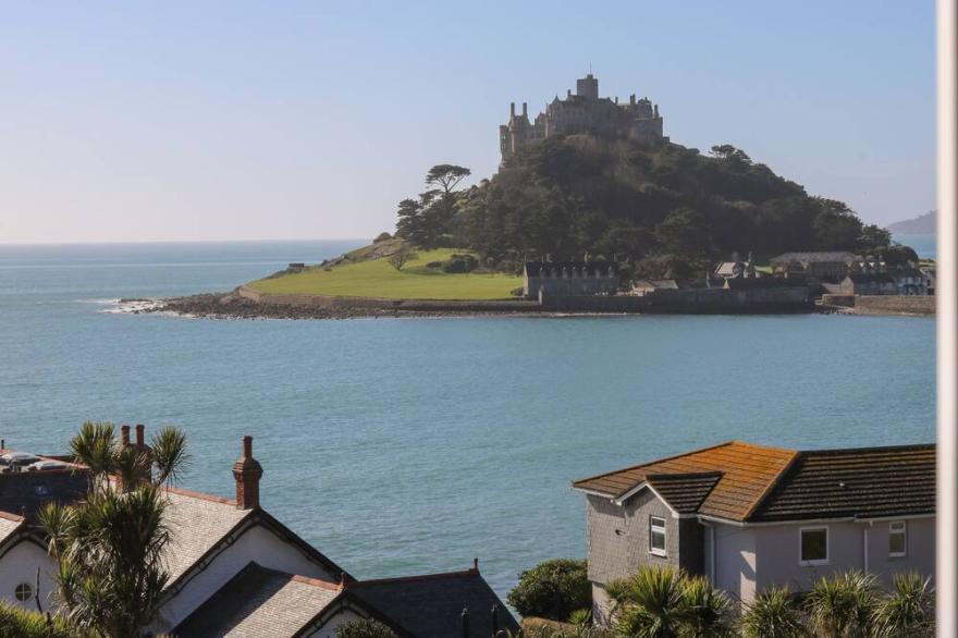 OCEAN VIEW, family friendly, country holiday cottage in Marazion