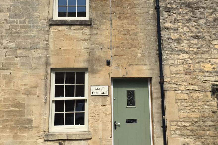 Cotswold Cottage, with wood burning stove and private courtyard garden