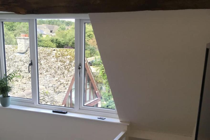 Cotswold Cottage, with wood burning stove and private courtyard garden