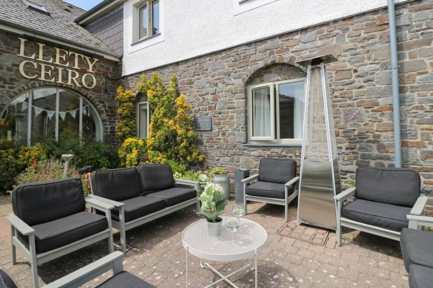 LLETY CEIRO, pet friendly, with a garden in Bow Street, Wales