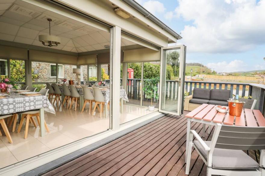 LLETY CEIRO, pet friendly, with a garden in Bow Street, Wales