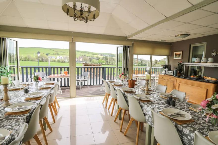 LLETY CEIRO, pet friendly, with a garden in Bow Street, Wales
