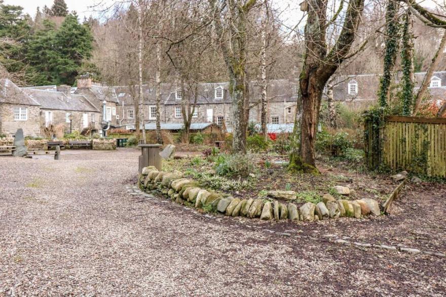 1 THE CROSS, family friendly, character holiday cottage in Dunkeld
