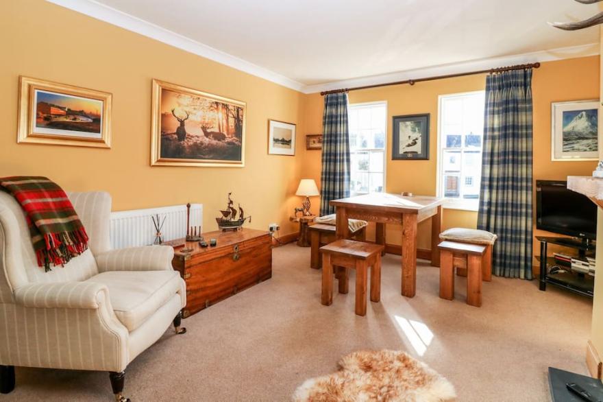 1 THE CROSS, family friendly, character holiday cottage in Dunkeld