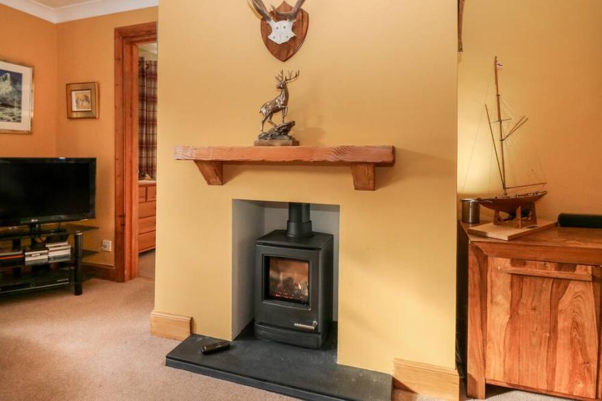 1 THE CROSS, family friendly, character holiday cottage in Dunkeld