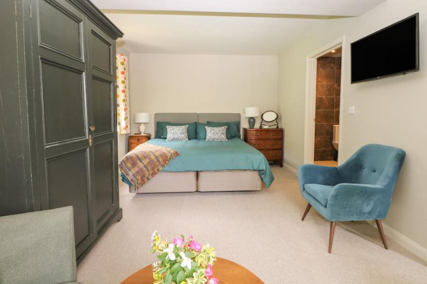 THE BARN AT SANDHOLE COTTAGE, pet friendly in Royal Tunbridge Wells