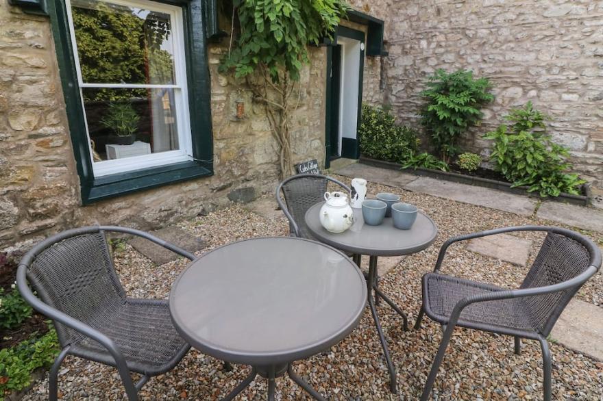 CURLEW COTTAGE, pet friendly, character holiday cottage in Ingleton
