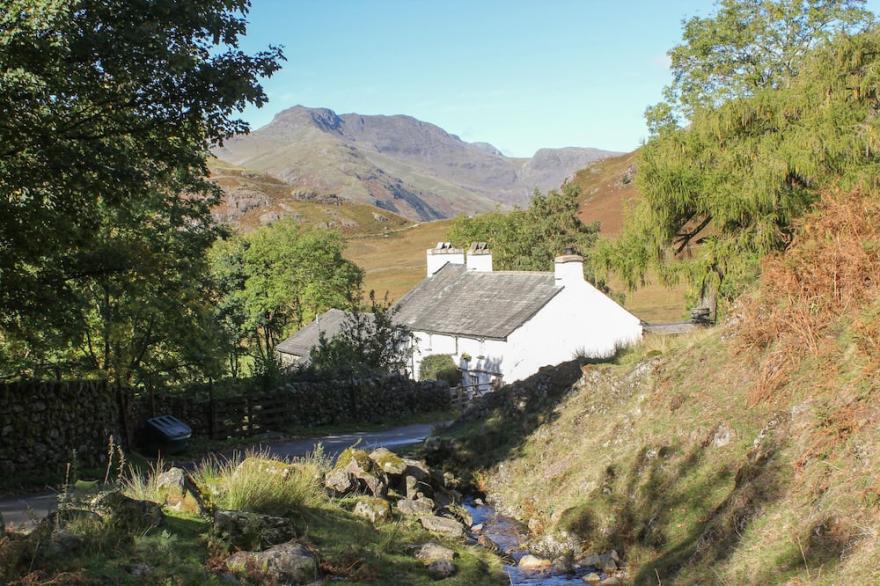 ST MARY'S COTTAGE, pet friendly, with a garden in Windermere