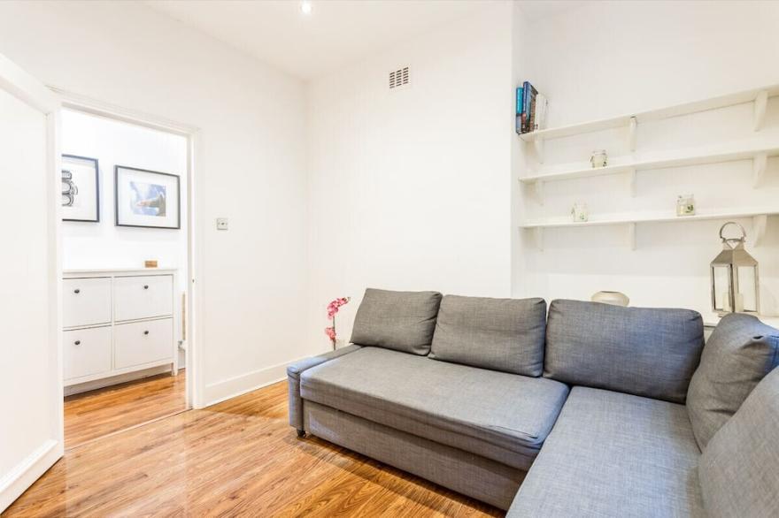 Bright Warwick Chambers Apartment