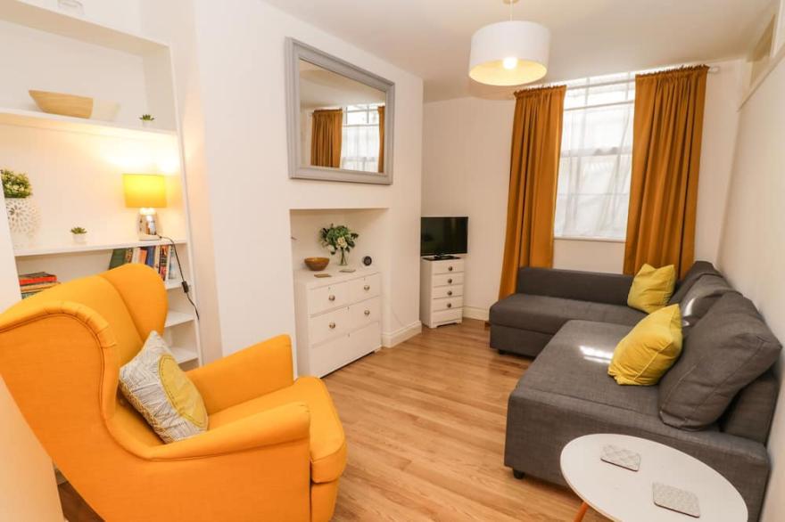 WEST CLIFF APARTMENT, country holiday cottage in Whitby