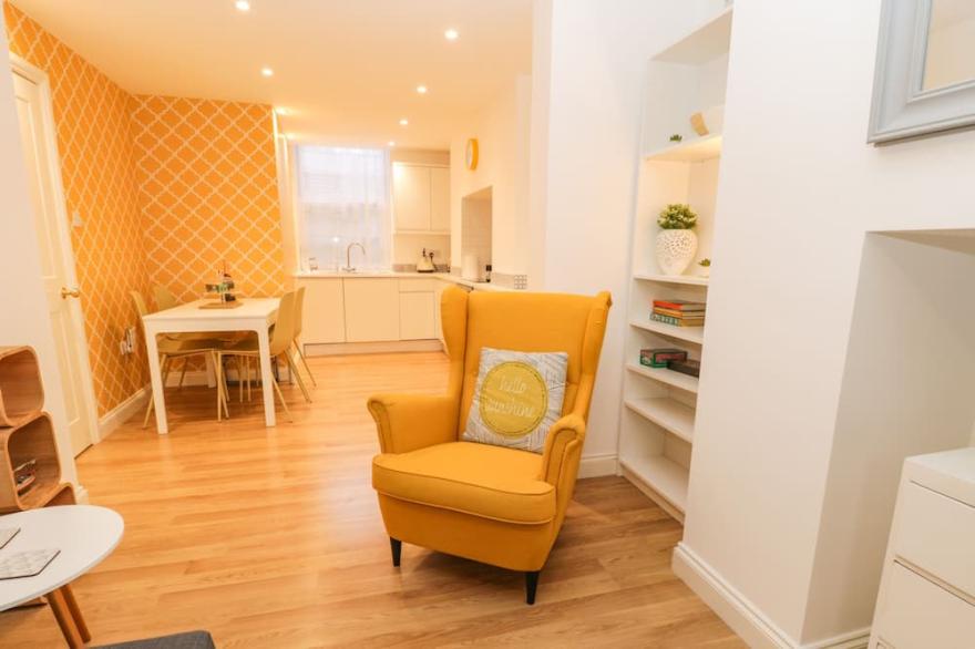WEST CLIFF APARTMENT, country holiday cottage in Whitby