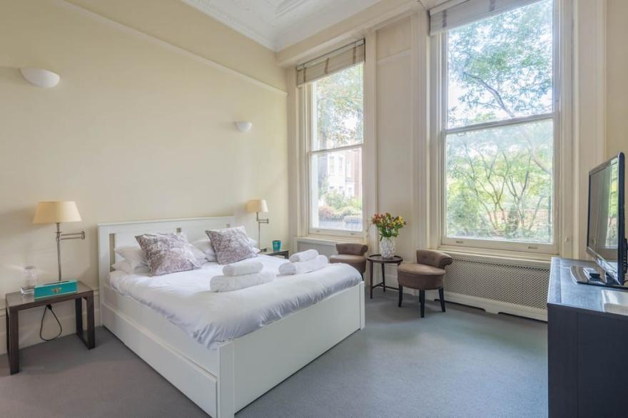 Lovely Chelsea Home near The Thames by UnderTheDoormat