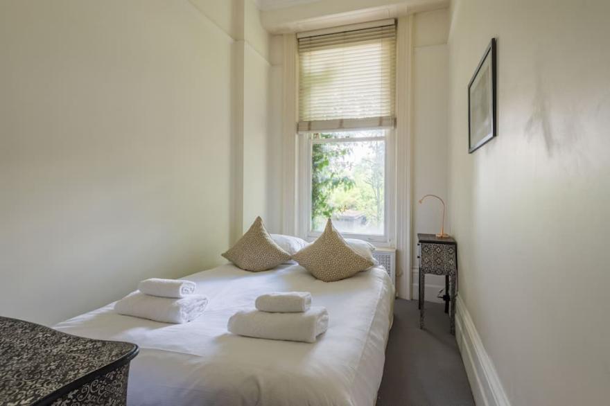 Lovely Chelsea Home near The Thames by UnderTheDoormat