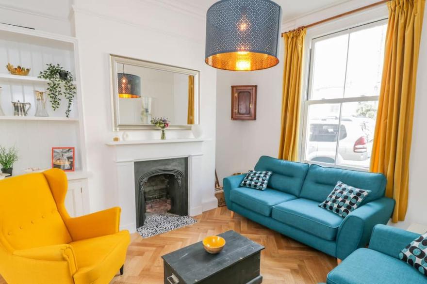 WEST CLIFF HOUSE, family friendly, with open fire in Whitby