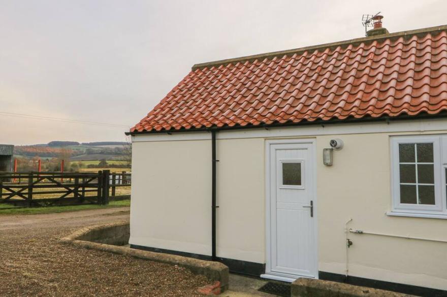 HANGING HILL FARM COTTAGE, romantic, with open fire in Malton