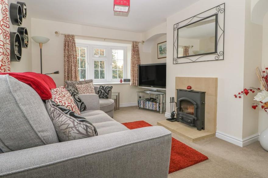 HANGING HILL FARM COTTAGE, romantic, with open fire in Malton