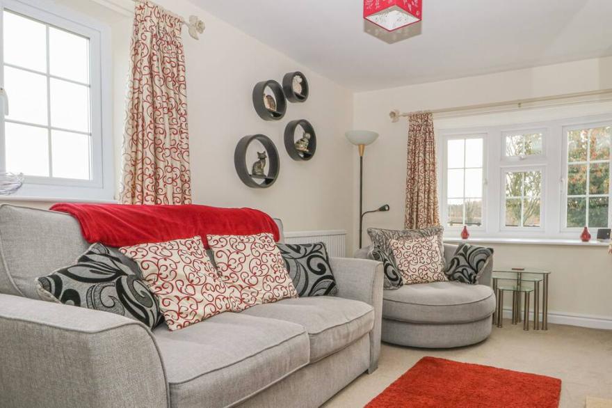 HANGING HILL FARM COTTAGE, romantic, with open fire in Malton