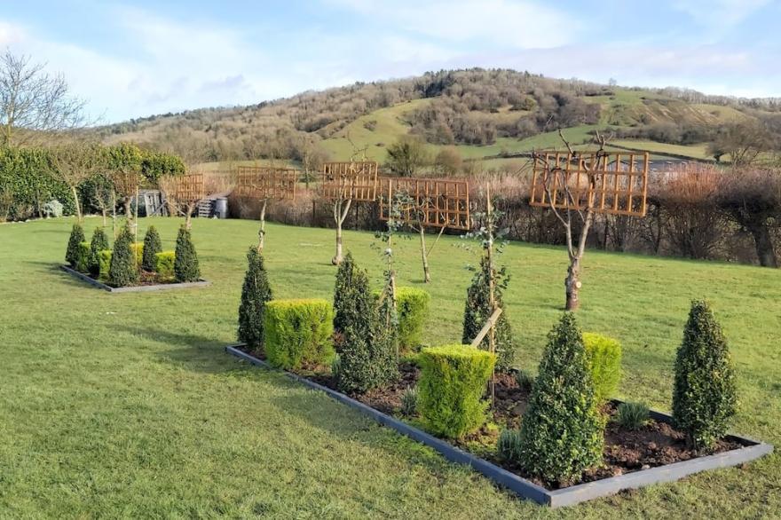 Large Luxury 5* House, with hot tub, 2 mins 2 pub, BBQ, Badminton, Splash Pool.