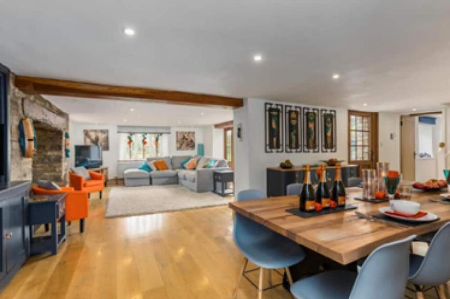 Large Luxury 5* House, with hot tub, 2 mins 2 pub, BBQ, Badminton, Splash Pool.