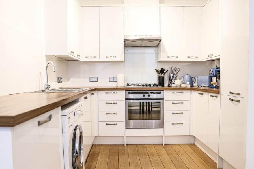 Pass the Keys | Stylish 3 bedroom house in a quiet mews by tube