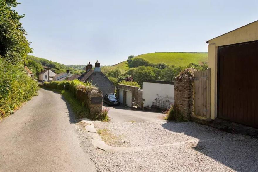 Langmans Bothy, cosy converted barn short walk from Bantham Beach in South Devon