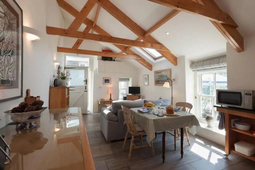 Langmans Bothy, cosy converted barn short walk from Bantham Beach in South Devon