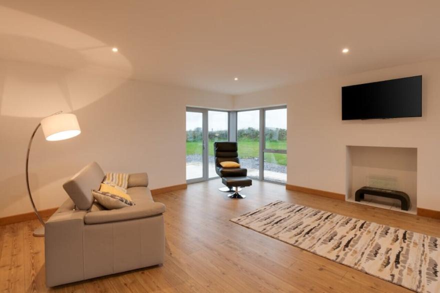 Llanddygfael Hir - Four Bedroom House, Sleeps 8