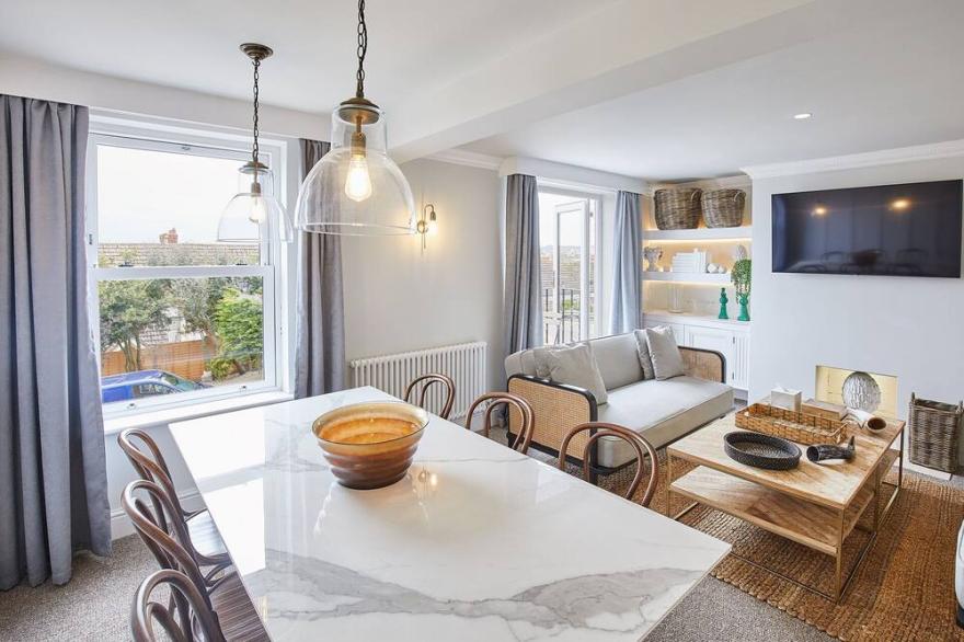 Host & Stay | The Crab