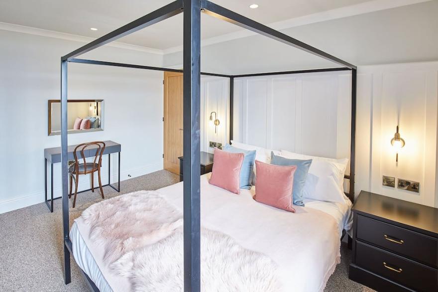 Host & Stay | The Crab