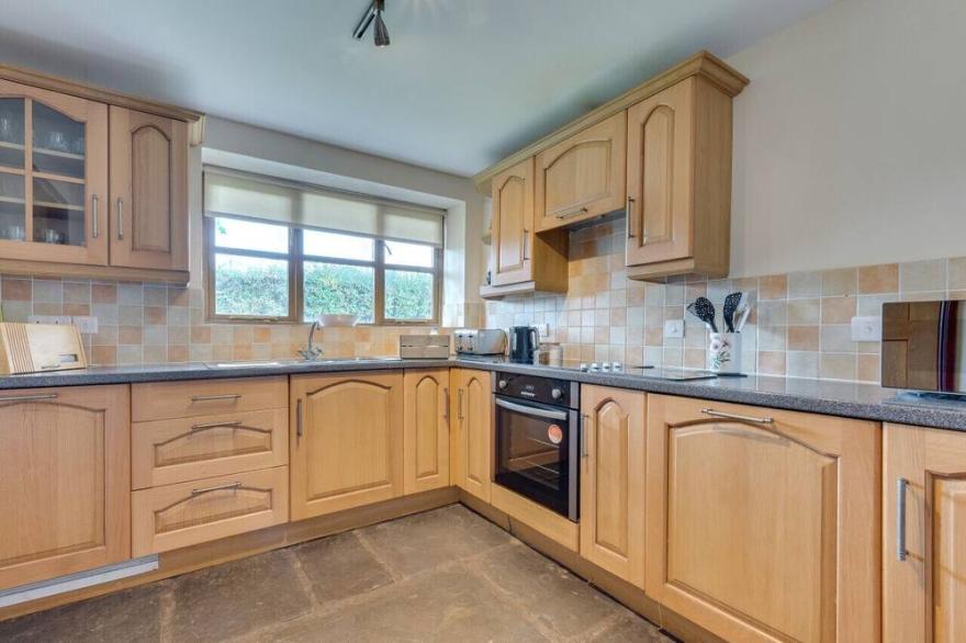 Tycanol - Four Bedroom House, Sleeps 7