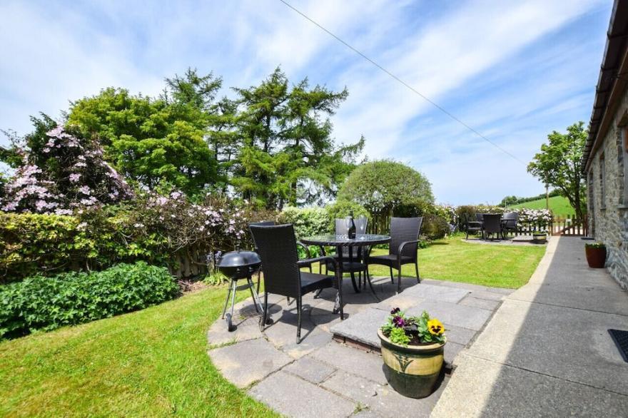 Yr Onwydden - Two Bedroom House, Sleeps 4