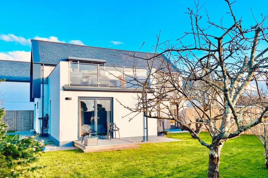 AVALENNEK, pet friendly, luxury holiday cottage in St Newlyn East