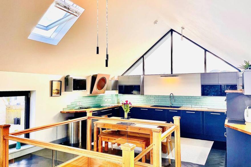 AVALENNEK, pet friendly, luxury holiday cottage in St Newlyn East