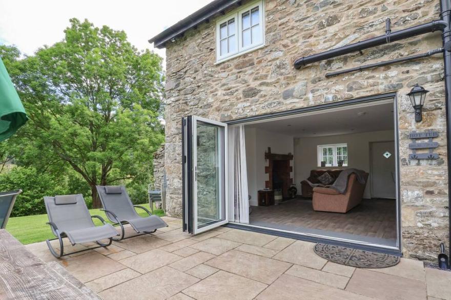 CAE IOCYN, pet friendly, character holiday cottage in Chirk