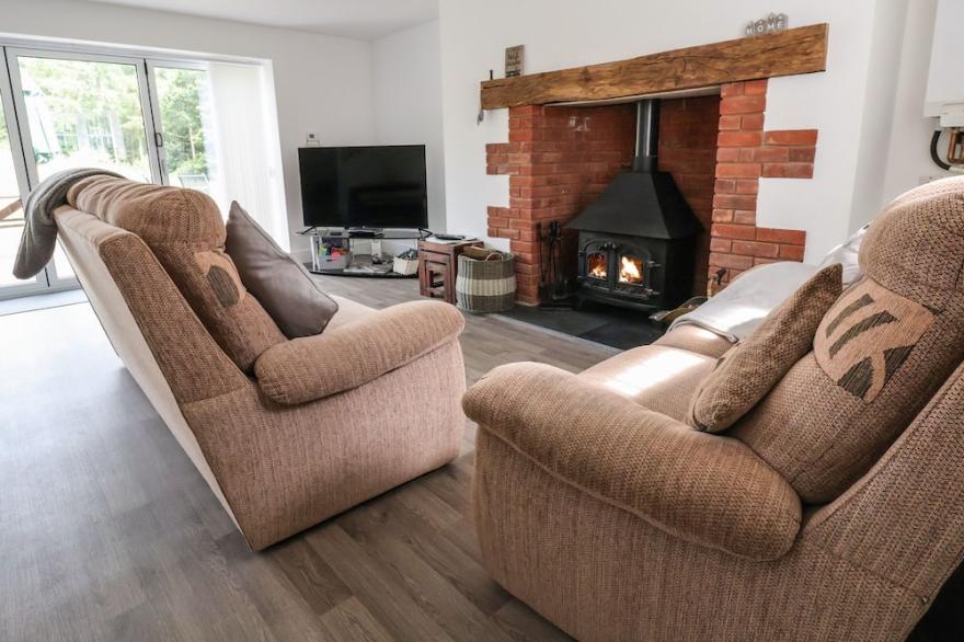 CAE IOCYN, pet friendly, character holiday cottage in Chirk