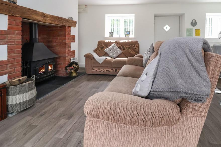 CAE IOCYN, pet friendly, character holiday cottage in Chirk