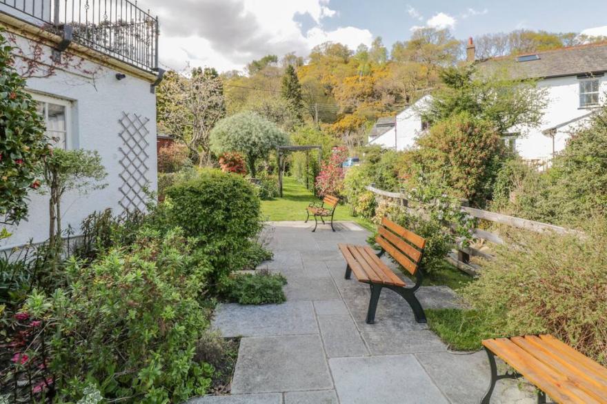 BURNSIDE COTTAGE, family friendly, with open fire in Braithwaite
