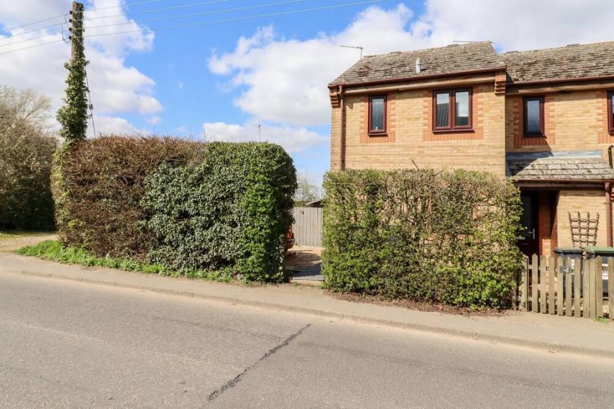 1 BARBERS ROW, romantic, with a garden in Elmswell, Suffolk