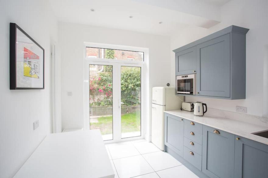 York House - Sleeps 12 beach road with sea views