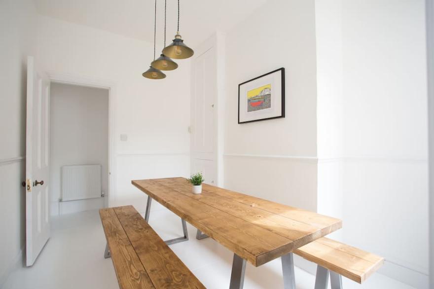 York House - Sleeps 12 beach road with sea views